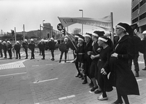 400796 Afbeelding van de demonstratie tegen het bezoek van paus Johannes Paulus II aan Nederland op het Leidsveer te ...
